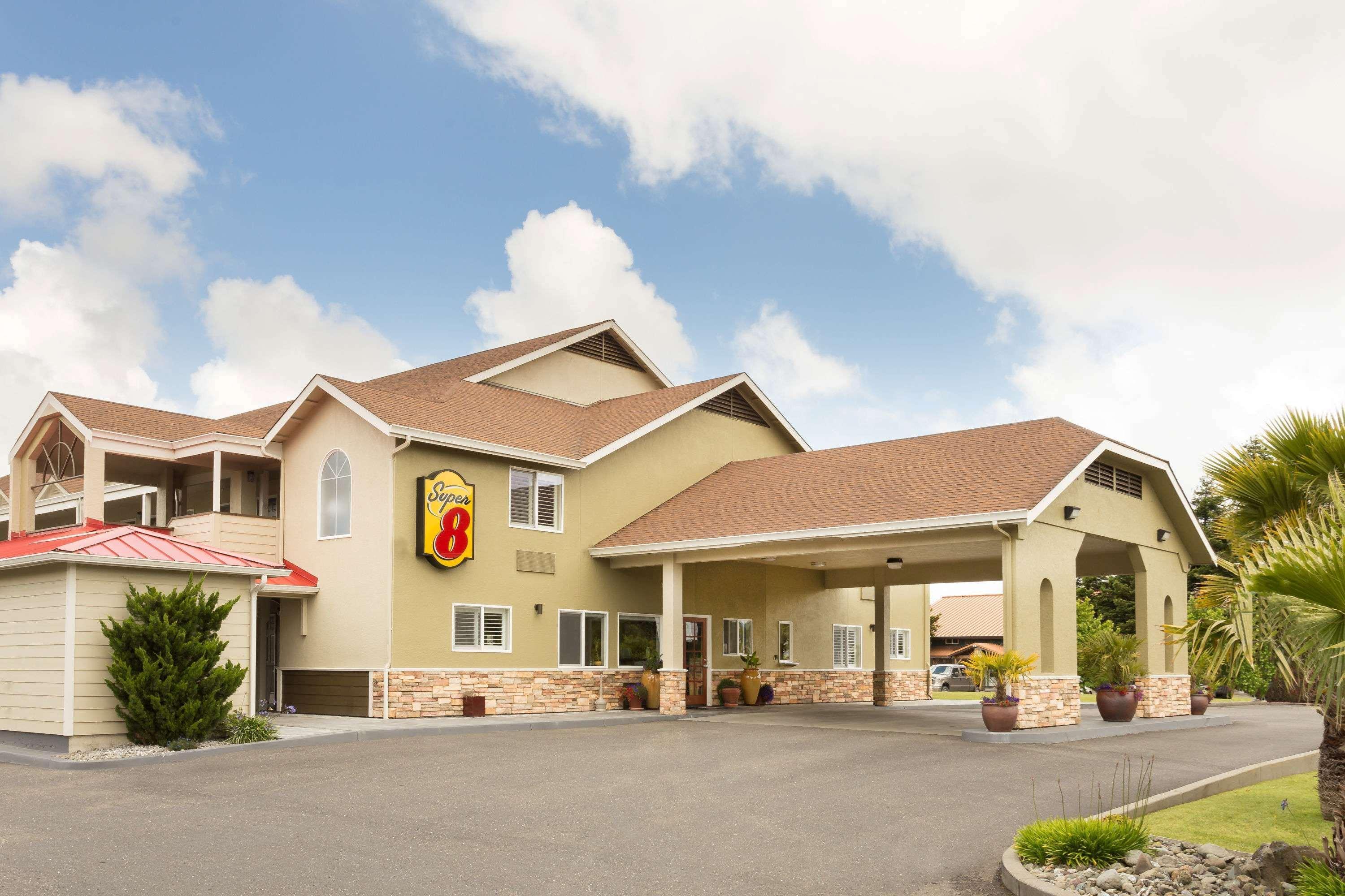 Super 8 By Wyndham Fortuna Exterior foto