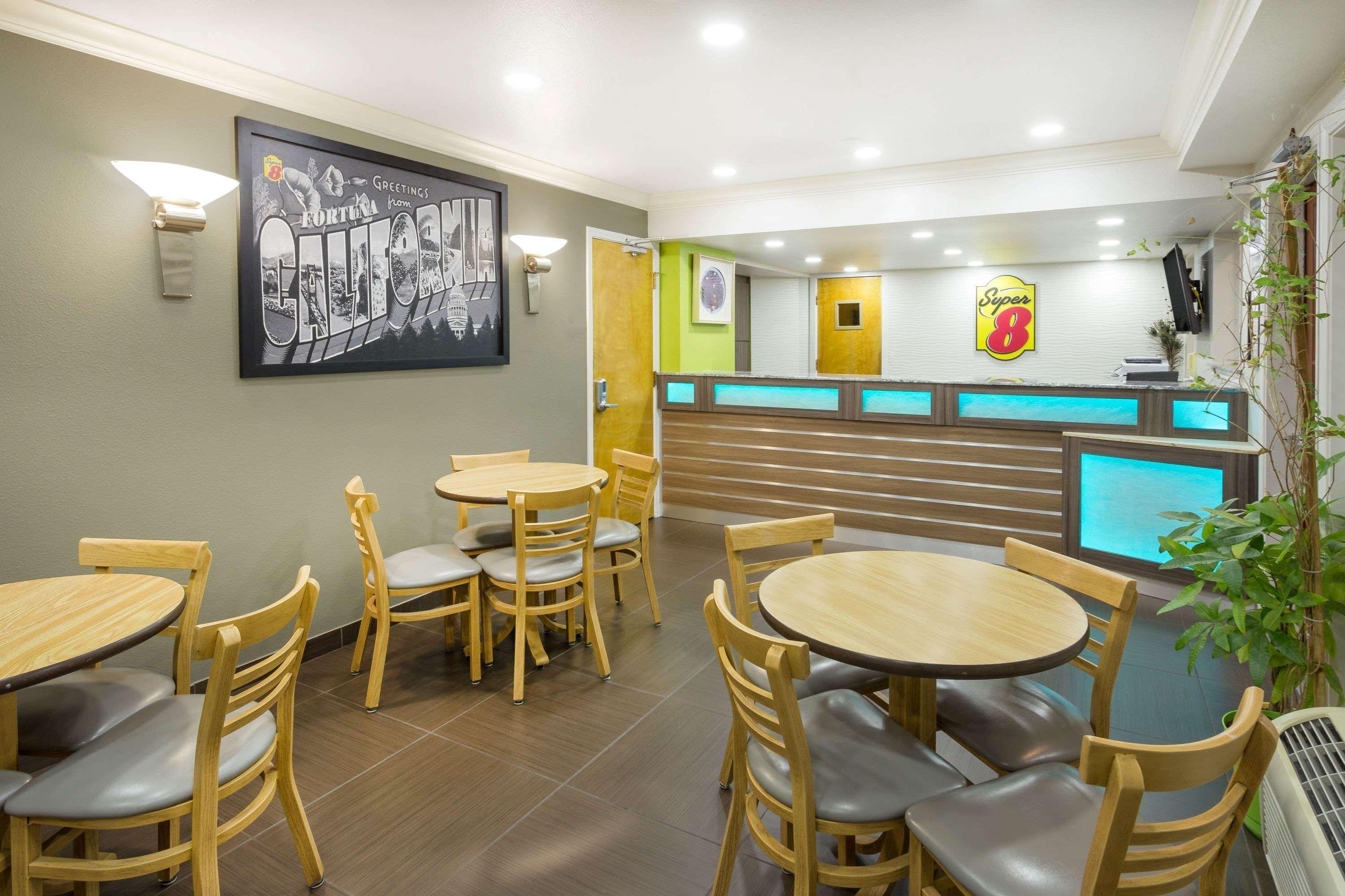 Super 8 By Wyndham Fortuna Exterior foto