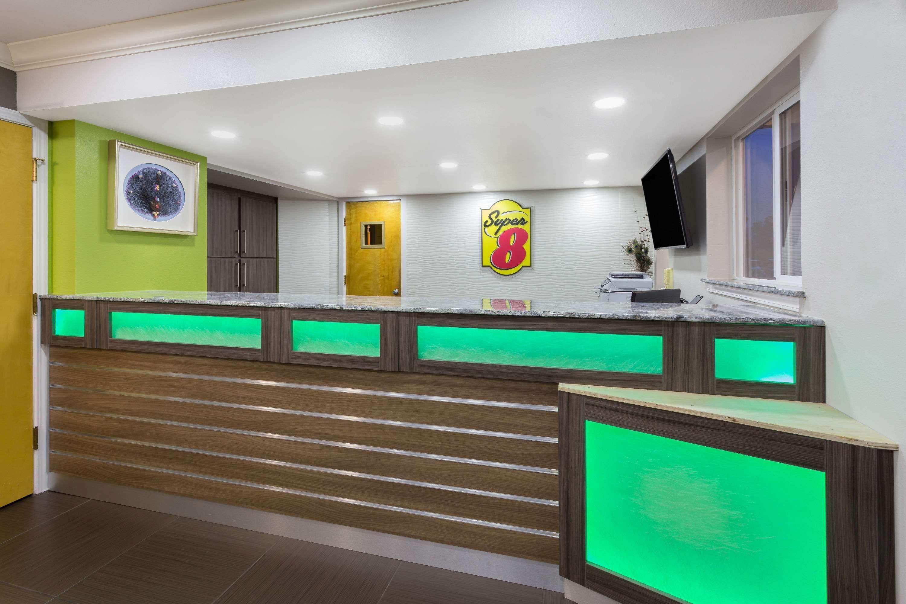 Super 8 By Wyndham Fortuna Exterior foto
