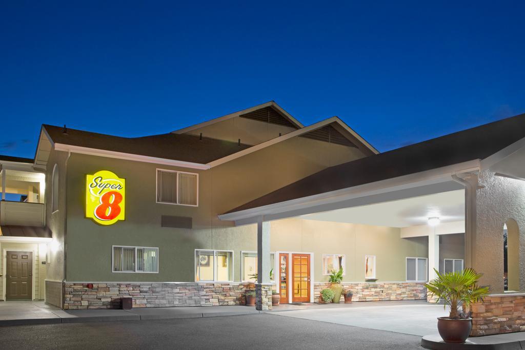 Super 8 By Wyndham Fortuna Exterior foto